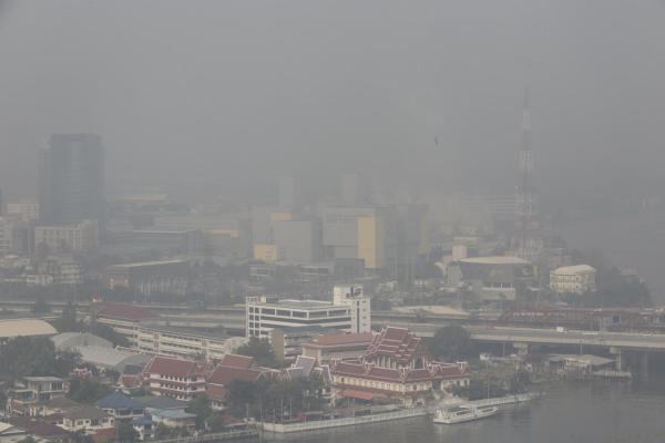 Toxic haze caused by PM2.5 particles blankets Bangkok's skyline. Photo:  Pornprom Satrabhaya